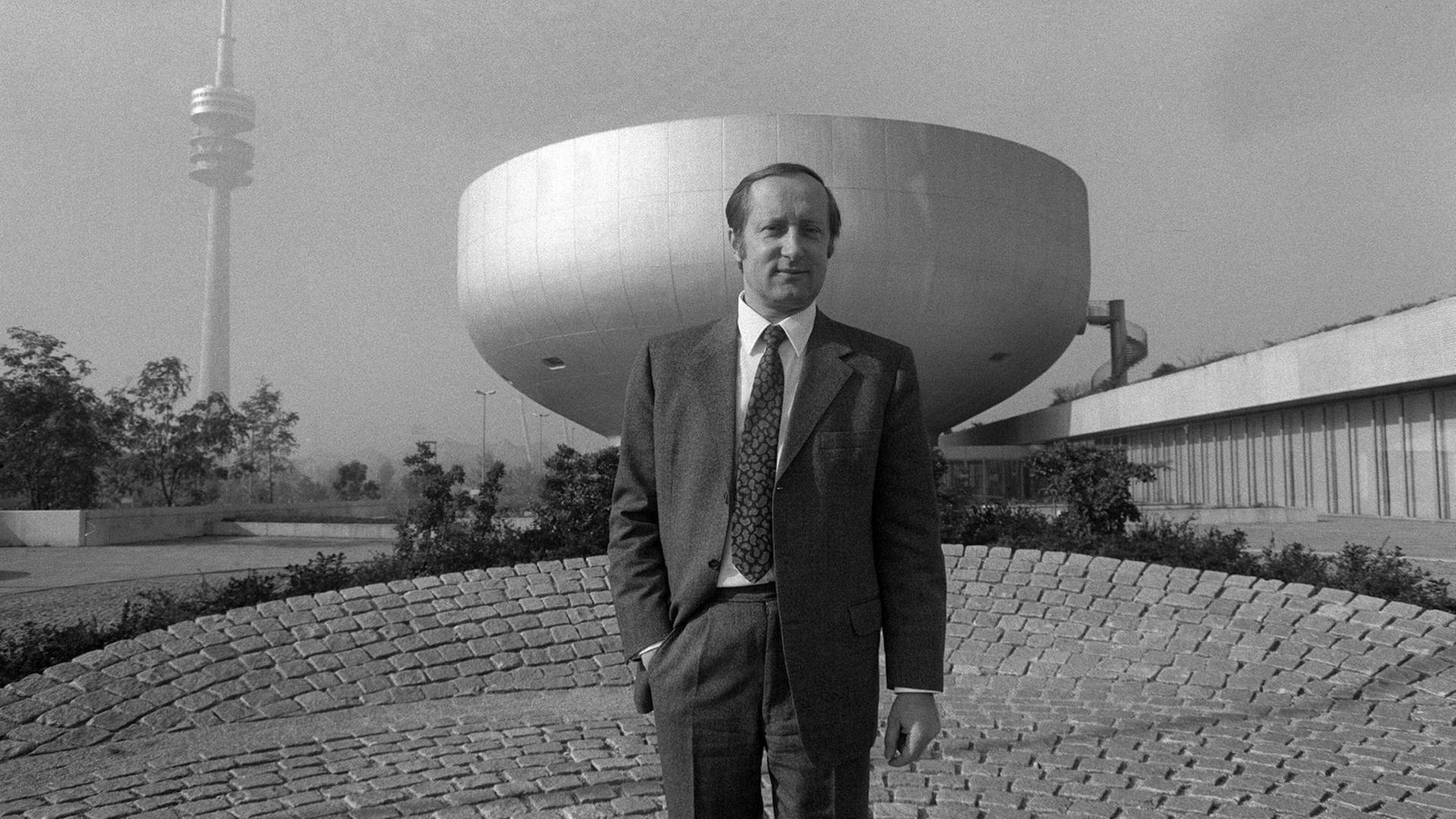 Dr. Eberhard von Kuenheim (Vorstandsvorsitzender BMW AG) anlässlich eines Fotoshootings vor der BMW-Zentrale in München; Aufnahmedatum vermutlich 16.05.1978 Dr. Eberhard von Kuenheim (Vorstandsvorsitzender BMW AG) anlässlich eines Fotoshootings vor der BMW-Zentrale in München; Aufnahmedatum vermutlich 16.05.1978