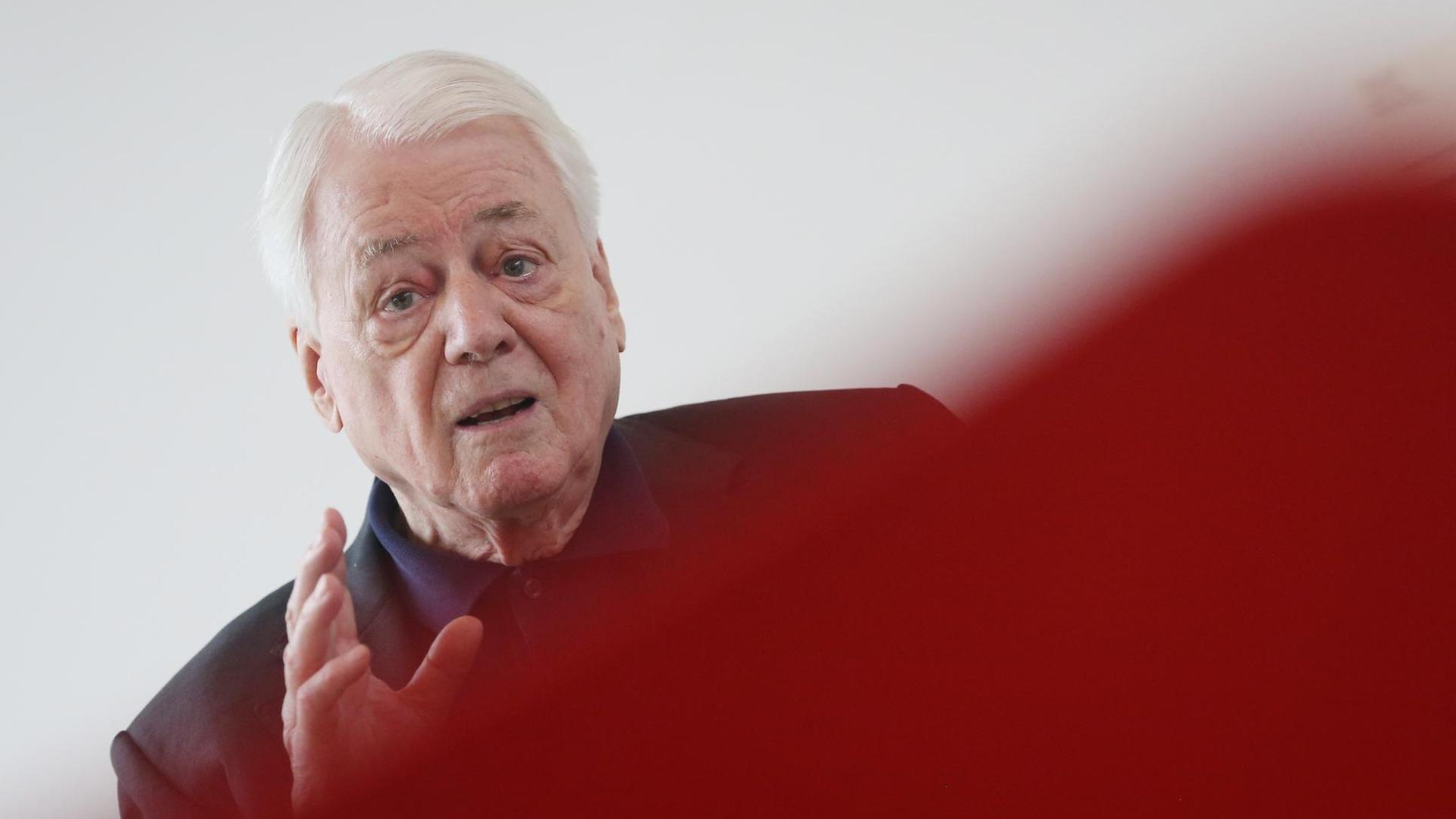 Alexander Kluge beantwortet während der Pressekonferenz Fragen der Journalisten. Alexander Kluge beantwortet während der Pressekonferenz Fragen der Journalisten.