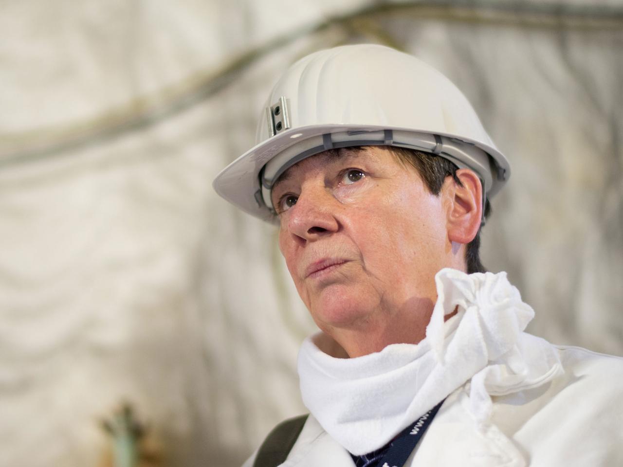 Bundesumweltministerin Barbara Hendricks (SPD) besucht das Atommüll-Lager Asse. Sie trägt einen weißen Schutzanzug und Helm. Bundesumweltministerin Barbara Hendricks (SPD) besucht das Atommüll-Lager Asse. Sie trägt einen weißen Schutzanzug und Helm.