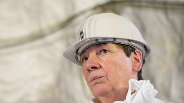 Bundesumweltministerin Barbara Hendricks (SPD) besucht das Atommüll-Lager Asse. Sie trägt einen weißen Schutzanzug und Helm.