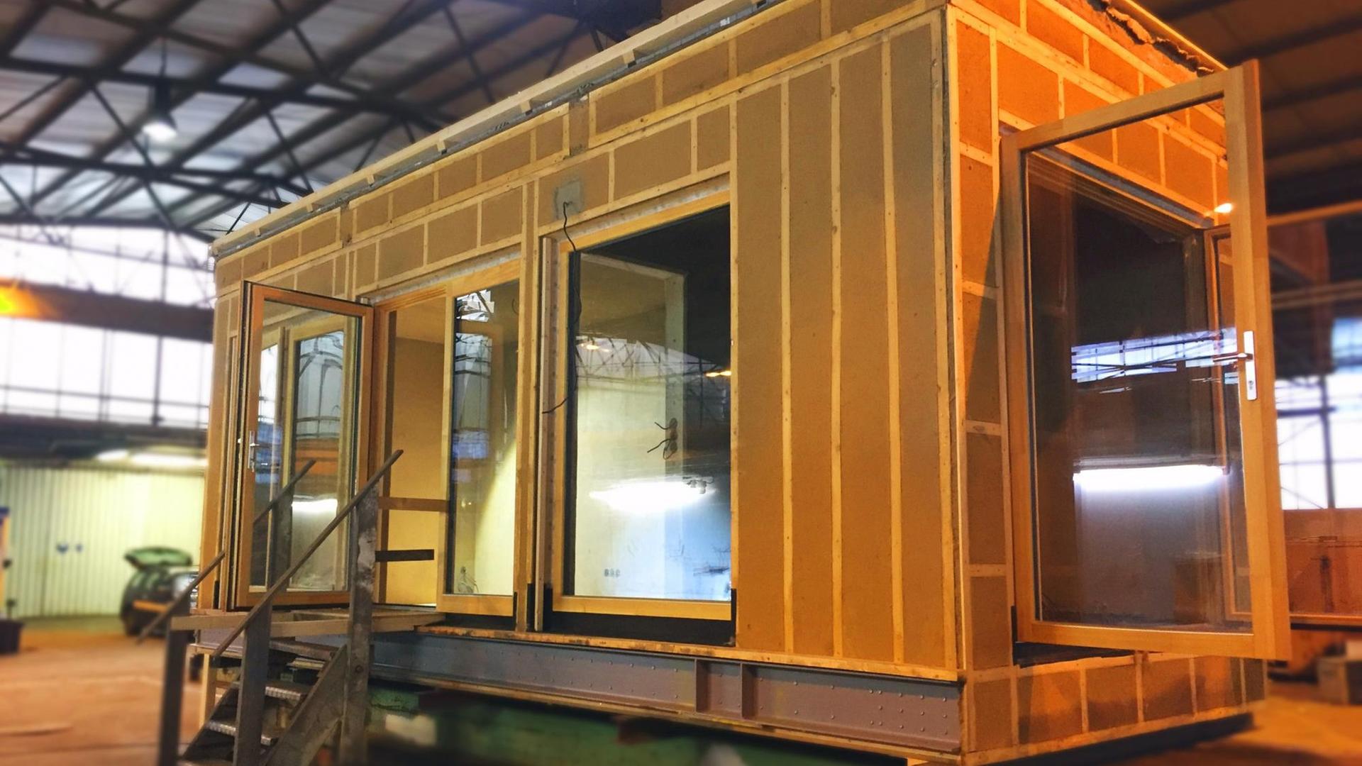 Das Ressourcenschonende Wohnhaus der Architektin Sabine Schlüter sieht aus wie ein Container aus Lehm. Das Ressourcenschonende Wohnhaus der Architektin Sabine Schlüter sieht aus wie ein Container aus Lehm.
