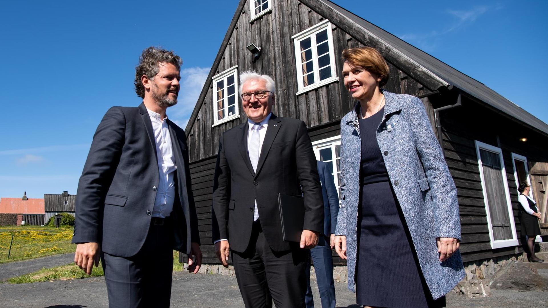 Island, Reykjavik: Bundespräsident Frank-Walter Steinmeier und seine Frau Elke Büdenbender besuchen das Freilichtmuseum Árbæjarsafn und werden dort vom Bürgermeister Reykjaviks, Dagur B. Eggertsson (l), begrüßt. Island, Reykjavik: Bundespräsident Frank-Walter Steinmeier und seine Frau Elke Büdenbender besuchen das Freilichtmuseum Árbæjarsafn und werden dort vom Bürgermeister Reykjaviks, Dagur B. Eggertsson (l), begrüßt.