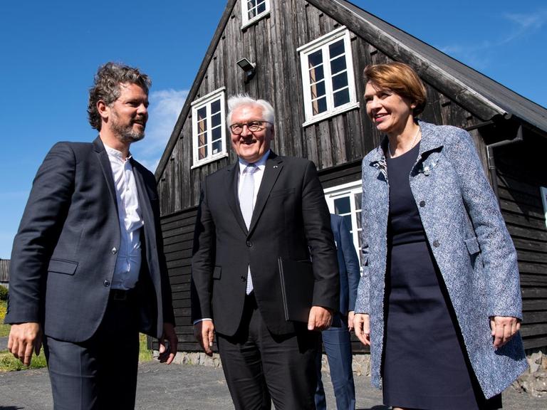 Island, Reykjavik: Bundespräsident Frank-Walter Steinmeier und seine Frau Elke Büdenbender besuchen das Freilichtmuseum Árbæjarsafn und werden dort vom Bürgermeister Reykjaviks, Dagur B. Eggertsson (l), begrüßt.