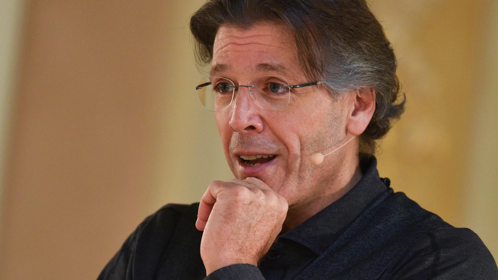 Der US-amerikanische Sänger Thomas Hampson spricht am 31.03.2015 in Heidelberg (Baden-Württemberg) in der Stadthalle während der Veranstaltung "Lied Akademie". Der US-amerikanische Sänger Thomas Hampson spricht am 31.03.2015 in Heidelberg (Baden-Württemberg) in der Stadthalle während der Veranstaltung "Lied Akademie".