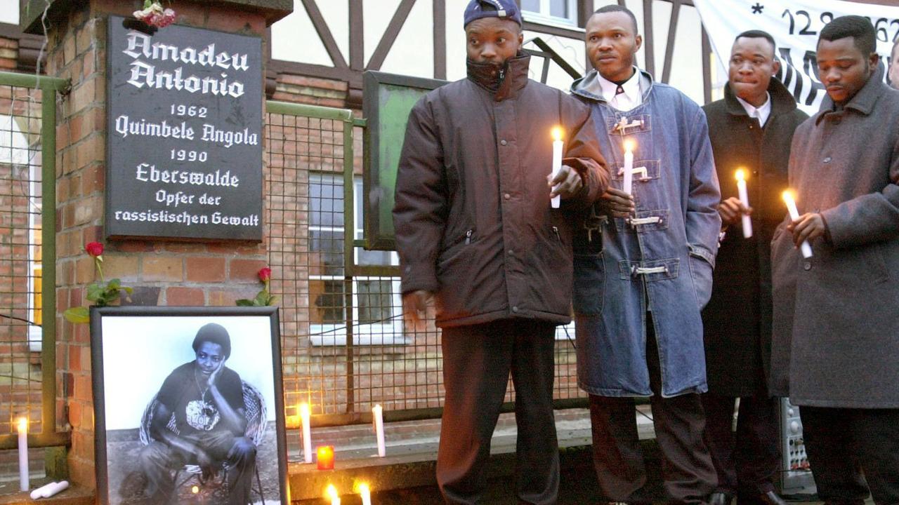6. Dezember 2000: Gedenken in Eberswalde an den damals vor zehn Jahren von Neonazis getöteten Angolaner Amadeu Antonio. 6. Dezember 2000: Gedenken in Eberswalde an den damals vor zehn Jahren von Neonazis getöteten Angolaner Amadeu Antonio.