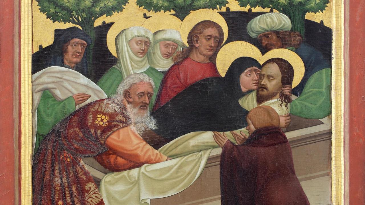 Auf dem Fluegelaltar der Kirchenburg von Prejmer (Tartlau) in Siebenbuergen in Rumaenien ist das Karfreitag- und Ostergeschehen in vier Bildern dargestellt (Kreuzabnahme, Grablegung, Auferstehung, Die Frauen am leeren Grab), aufgenommen am 01.10.2011. Das Bild zeigt die Grablegung von Jesus nach der Abnahme vom Kreuz. Das Gelaeut der Kirche besteht aus vier Glocken. Drei der Glocken sind von der Glockengiesserei F. Schilling und Soehne aus Apolda in Thueringen gegossen worden, die vierte Glocke von einem unbekannten Meister. Im Turm lagert noch eine Bronzeglocke aus dem Jahre 1471 mit der aeltesten Inschrift des Burzenlandes, d.h. eine Glocke aus vorreformatorischen Zeiten. Die Kirchenburg von Prejmer (Tartlau) wurde als Schutz und zu Verteidigungszwecken gebaut, in denen die Einwohner des Ortes bei kriegerischen Einfällen der Tuerken und Tataren Schutz suchten. An der Innenseite der Mauer der Kirchenburg befinden sich, bis zu vier Geschossen hoch, etwa 250 Gaden (Wohn- und Vorratskammern), die ueber Holztreppen zu erreichen sind. Zu jedem Bauernhof von Tartlau gehoerte eine solche Kammer. Hier waren Vorraete eingelagert und hier wohnte man waehrend der Belagerung. Der Ort Tartlau wurde das erste Mal im Jahre 1240 erwaehnt. Foto: Rainer Oettel | Verwendung weltweit Auf dem Fluegelaltar der Kirchenburg von Prejmer (Tartlau) in Siebenbuergen in Rumaenien ist das Karfreitag- und Ostergeschehen in vier Bildern dargestellt (Kreuzabnahme, Grablegung, Auferstehung, Die Frauen am leeren Grab), aufgenommen am 01.10.2011. Das Bild zeigt die Grablegung von Jesus nach der Abnahme vom Kreuz. Das Gelaeut der Kirche besteht aus vier Glocken. Drei der Glocken sind von der Glockengiesserei F. Schilling und Soehne aus Apolda in Thueringen gegossen worden, die vierte Glocke von einem unbekannten Meister. Im Turm lagert noch eine Bronzeglocke aus dem Jahre 1471 mit der aeltesten Inschrift des Burzenlandes, d.h. eine Glocke aus vorreformatorischen Zeiten. Die Kirchenburg von Prejmer (Tartlau) wurde als Schutz und zu Verteidigungszwecken gebaut, in denen die Einwohner des Ortes bei kriegerischen Einfällen der Tuerken und Tataren Schutz suchten. An der Innenseite der Mauer der Kirchenburg befinden sich, bis zu vier Geschossen hoch, etwa 250 Gaden (Wohn- und Vorratskammern), die ueber Holztreppen zu erreichen sind. Zu jedem Bauernhof von Tartlau gehoerte eine solche Kammer. Hier waren Vorraete eingelagert und hier wohnte man waehrend der Belagerung. Der Ort Tartlau wurde das erste Mal im Jahre 1240 erwaehnt. Foto: Rainer Oettel | Verwendung weltweit