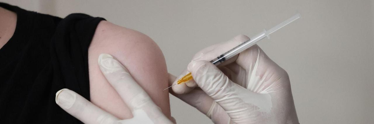 Ein Arzt impft einen Jugendlichen. Hausärzte haben begonnen, Kinder und Jugendliche gegen das Coronavirus zu impfen. Ein Arzt impft einen Jugendlichen. Hausärzte haben begonnen, Kinder und Jugendliche gegen das Coronavirus zu impfen.