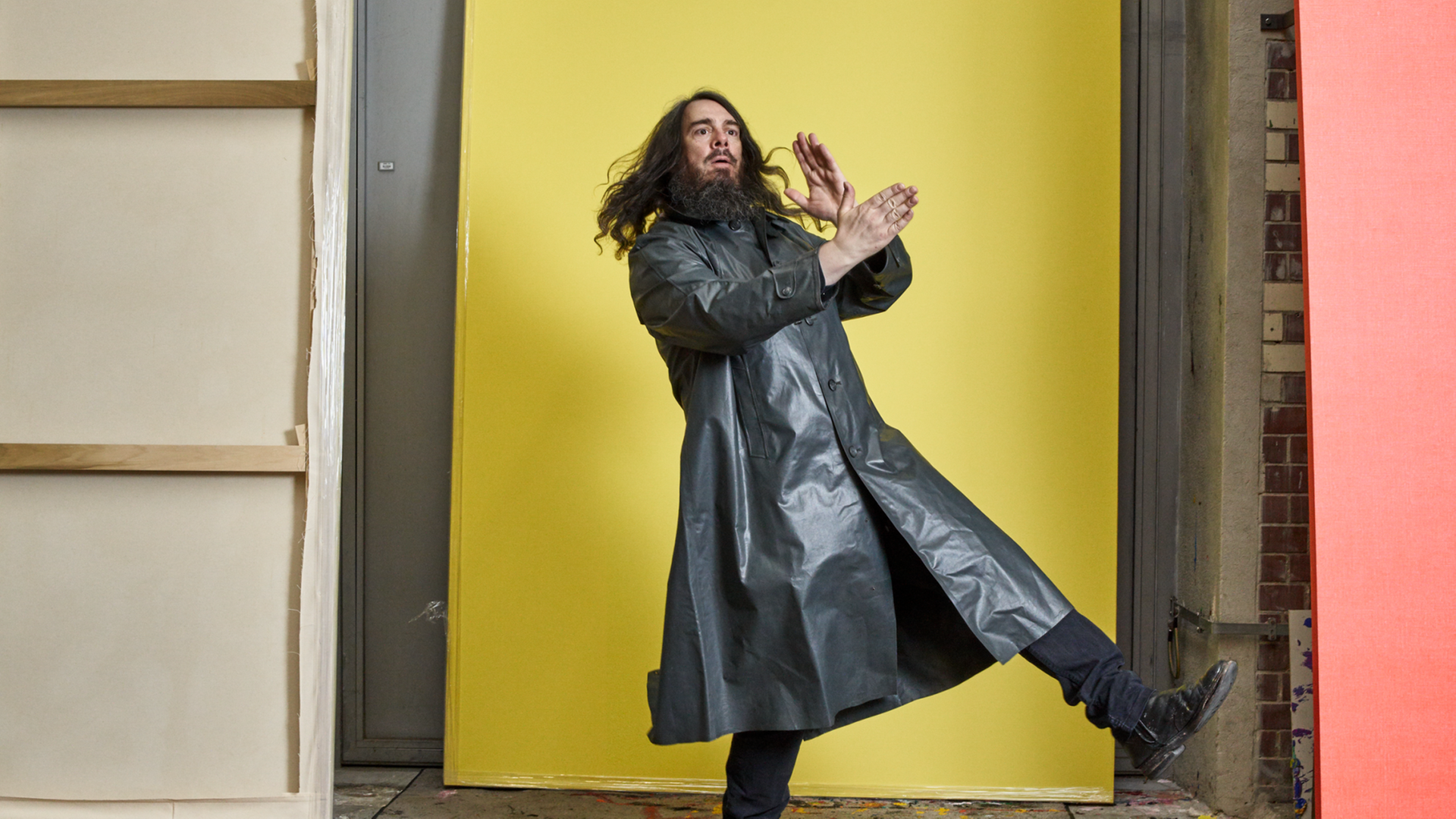 Jonathan Meese in Bewegung zwischen seinen Leinenwänden. Jonathan Meese in Bewegung zwischen seinen Leinenwänden.