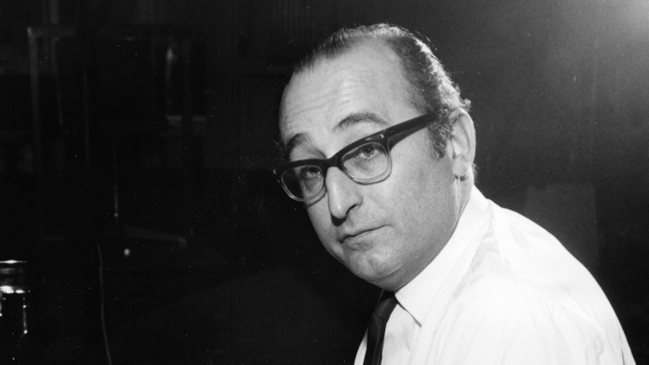 Schwarz-weiß-Foto vom Dezember 1966 des Pianisten Friedrich Gulda mit stark gerahmter Brille, das im West-Berliner Studio Gärtnerstraße aufgenommen wurde. Schwarz-weiß-Foto vom Dezember 1966 des Pianisten Friedrich Gulda mit stark gerahmter Brille, das im West-Berliner Studio Gärtnerstraße aufgenommen wurde.