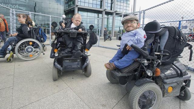 Kaefig-Aktion verschiedener Behindertenverbaende auf dem Washington Platz vor dem Berliner Hauptbahnhof