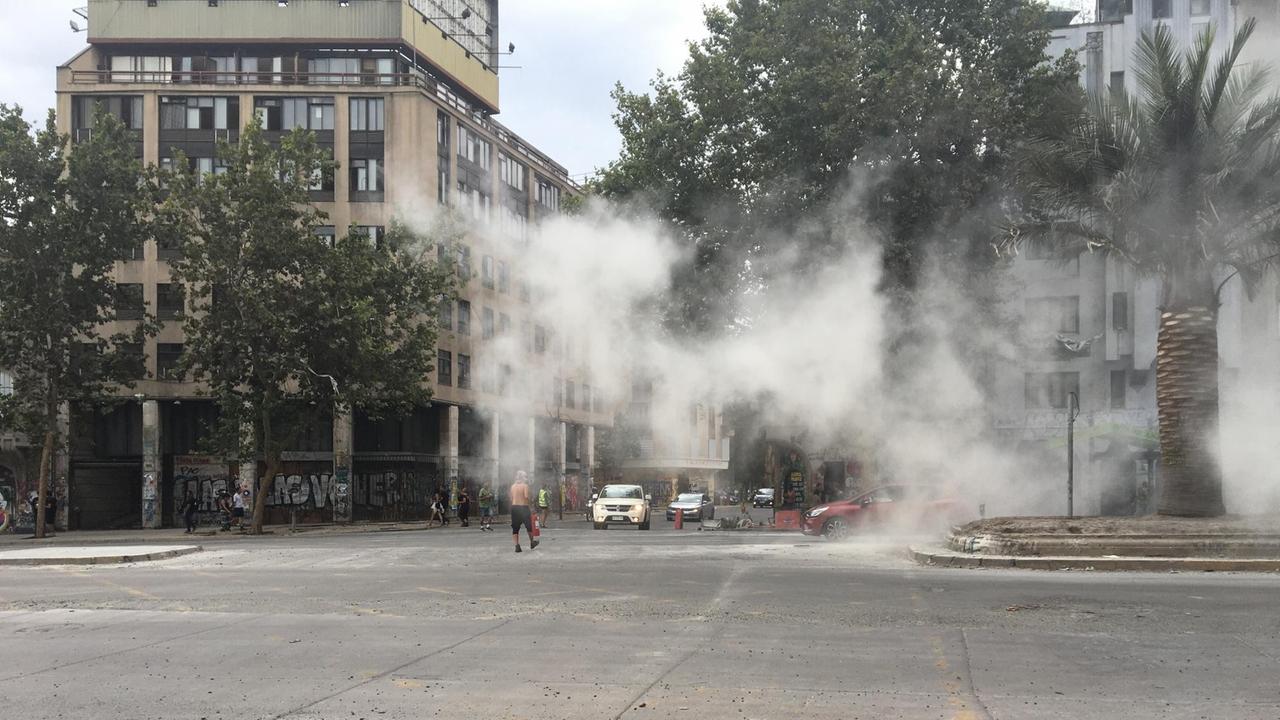 Auf einem Platz in Santiago de Chile sind Rauchwolken zu sehen. Auf einem Platz in Santiago de Chile sind Rauchwolken zu sehen.