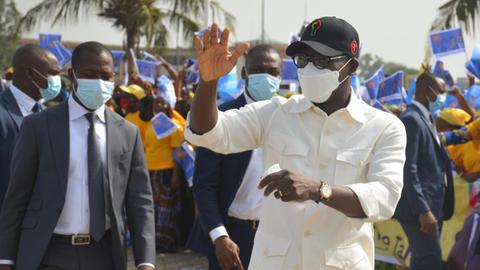 Benins Präsident Patrice Talon beim Wahlkampfauftakt in Cotonou. Hunderte Anhänger jubeln ihm zu.