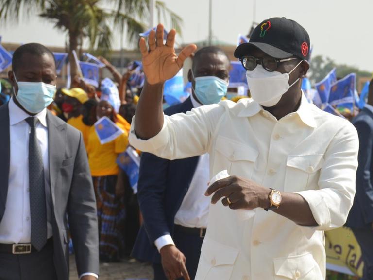 Benins Präsident Patrice Talon beim Wahlkampfauftakt in Cotonou. Hunderte Anhänger jubeln ihm zu.