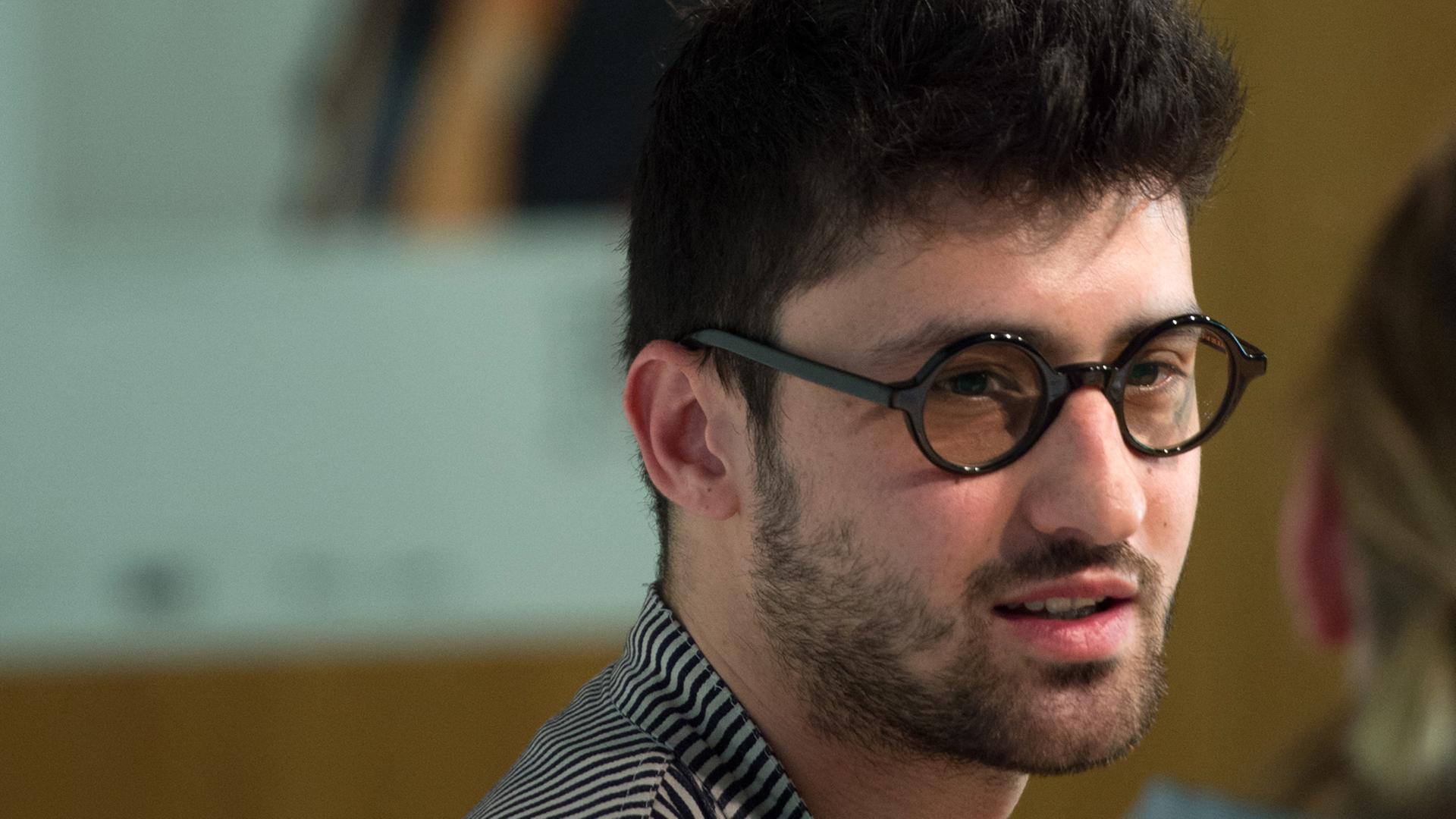 Der Regisseur Ersan Mondtag spricht 2016 in Berlin während der Pressekonferenz zum 53. Berliner Theatertreffen. Der Regisseur Ersan Mondtag spricht 2016 in Berlin während der Pressekonferenz zum 53. Berliner Theatertreffen.