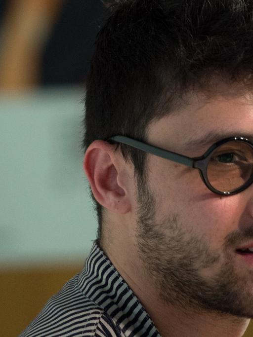 Der Regisseur Ersan Mondtag spricht 2016 in Berlin während der Pressekonferenz zum 53. Berliner Theatertreffen.