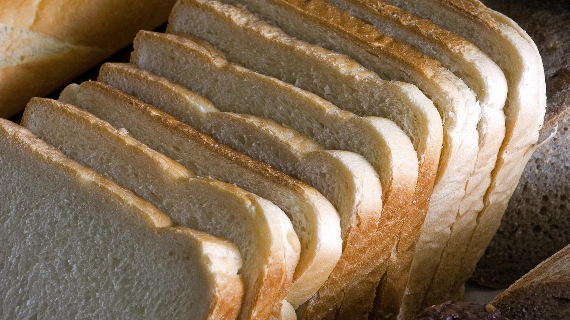 Hintereinander aufgereihte Toastbrot-Scheiben. Hintereinander aufgereihte Toastbrot-Scheiben.