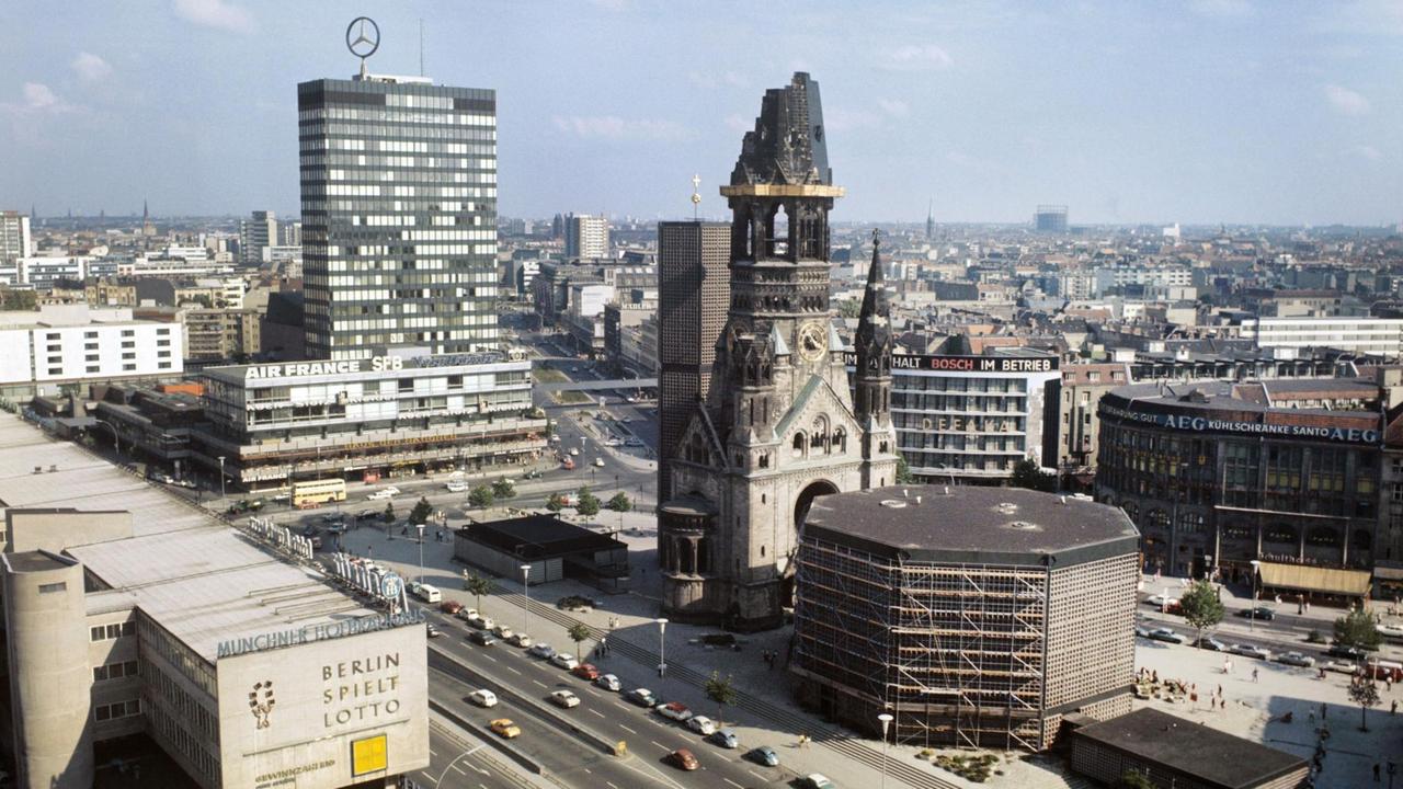 Blick auf den Breitscheidplatz in den 80er-Jahren mit der Ruine der Kaiser Wilhelm Gedächtniskirche, direkt dahinter der Eiermann-Turm und das Hochhaus des Europa-Centers mit dem Mercedes-Stern. Blick auf den Breitscheidplatz in den 80er-Jahren mit der Ruine der Kaiser Wilhelm Gedächtniskirche, direkt dahinter der Eiermann-Turm und das Hochhaus des Europa-Centers mit dem Mercedes-Stern.