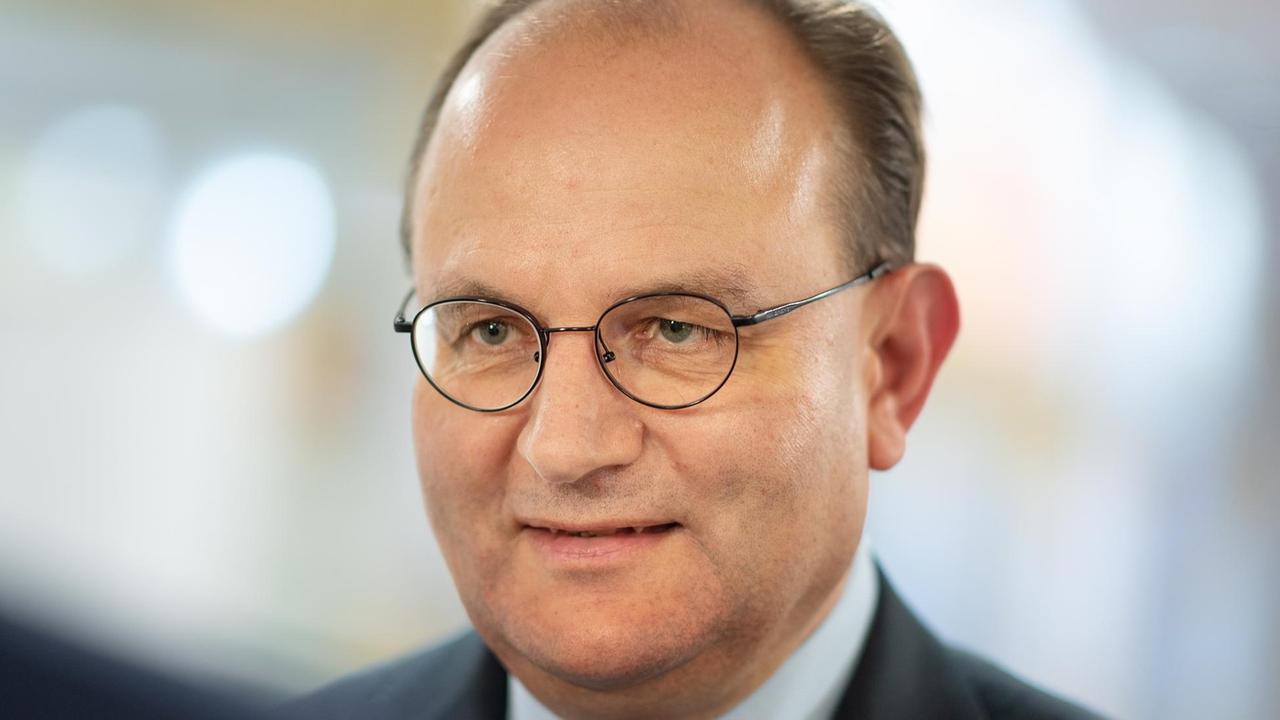 Ottmar Edenhofer, Direktor und Chefökonom des Potsdamer Instituts für Klimafolgenforschung (PIK), beim Weltklimagipfel. Ottmar Edenhofer, Direktor und Chefökonom des Potsdamer Instituts für Klimafolgenforschung (PIK), beim Weltklimagipfel.