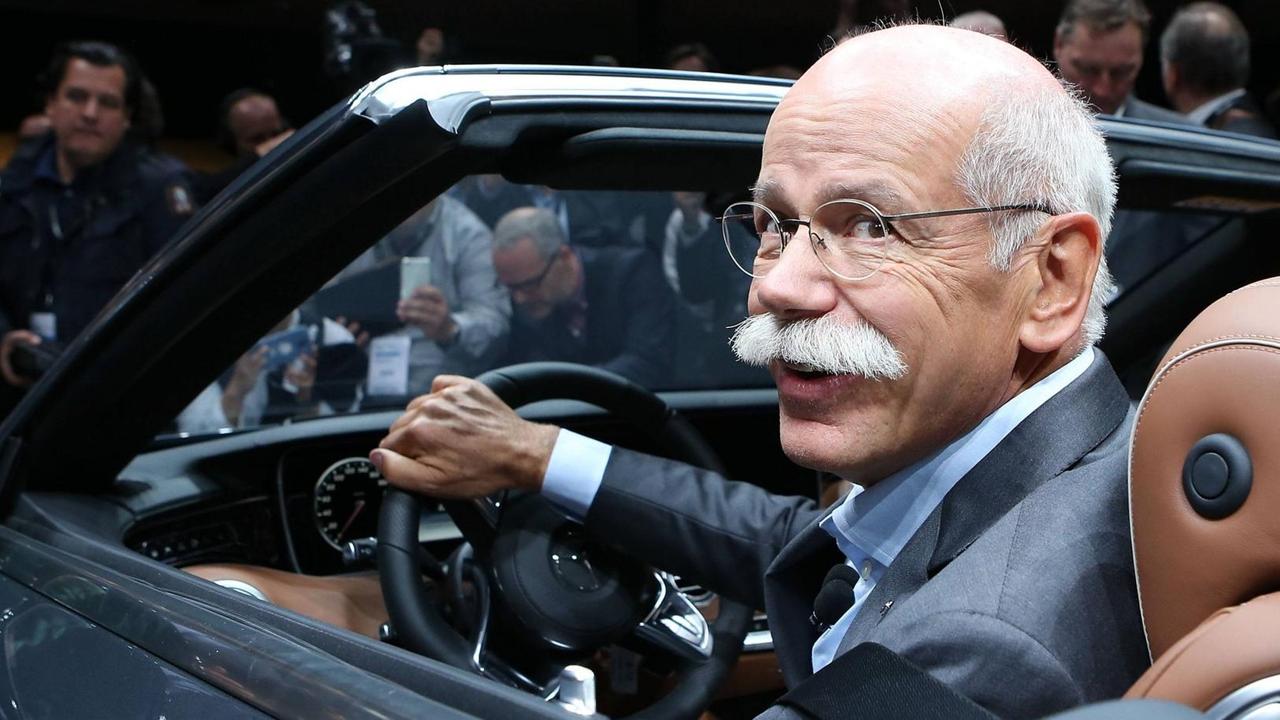 Daimler-Konzernchef Dieter Zetsche sitzt im neuen S-Cabriolet.