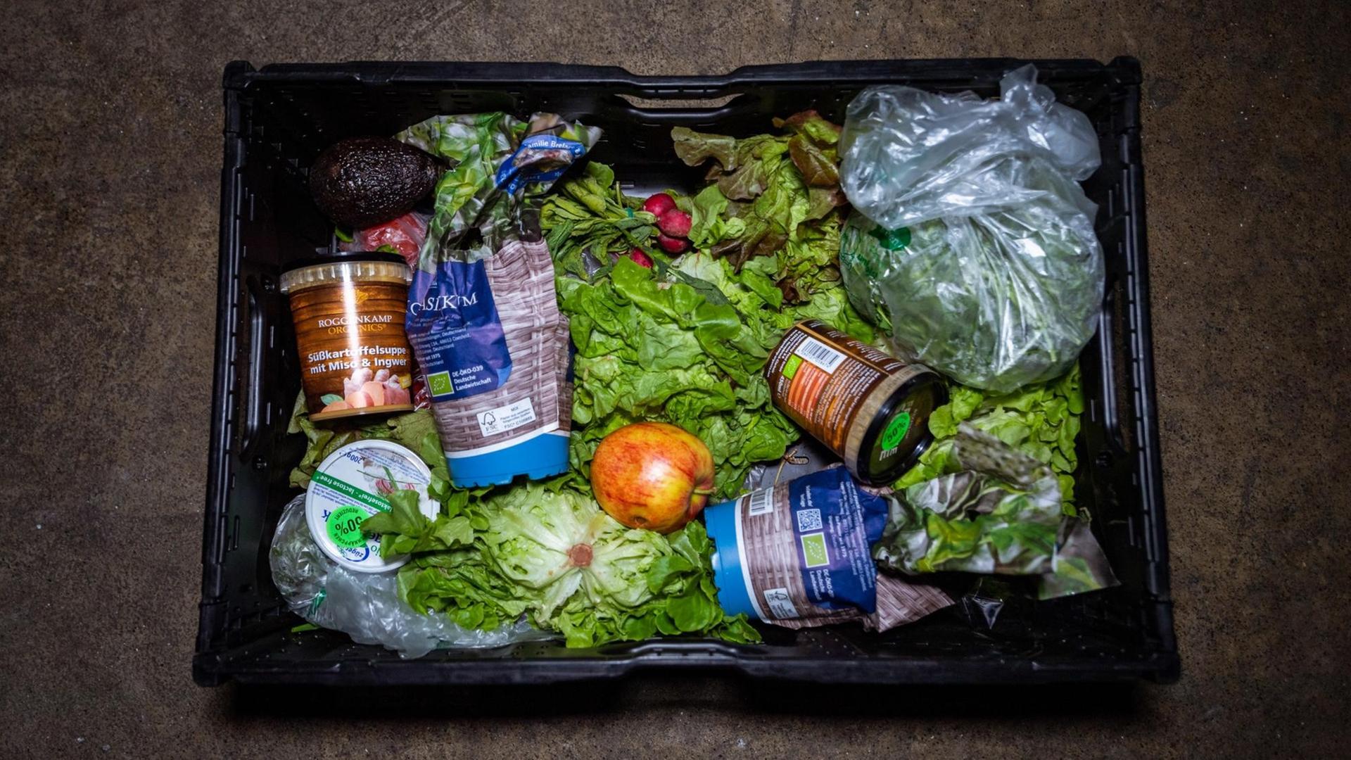 Blick auf eine Kiste mit Nahrungsmitteln, die anlässlich der Foodsharing-Aktion von einem Supermarkt an Foodsaverinnen übergeben wurde. Blick auf eine Kiste mit Nahrungsmitteln, die anlässlich der Foodsharing-Aktion von einem Supermarkt an Foodsaverinnen übergeben wurde.