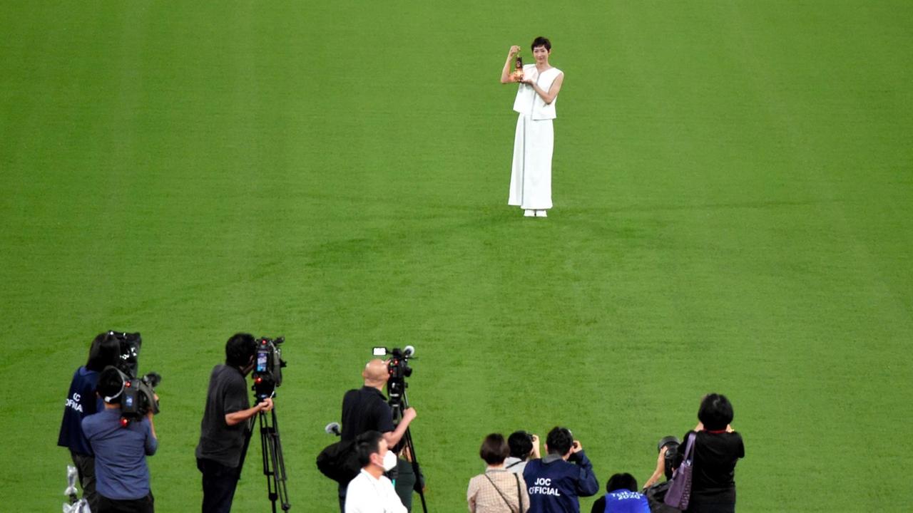 Die japanische Schwimmerin Rikako Ikee hält während einer Zeremonie im Nationalstadion eine Laterne mit der olympischen Flamme in den Händen.
Die japanische Schwimmerin Rikako Ikee hält während einer Zeremonie im Nationalstadion eine Laterne mit der olympischen Flamme in den Händen.