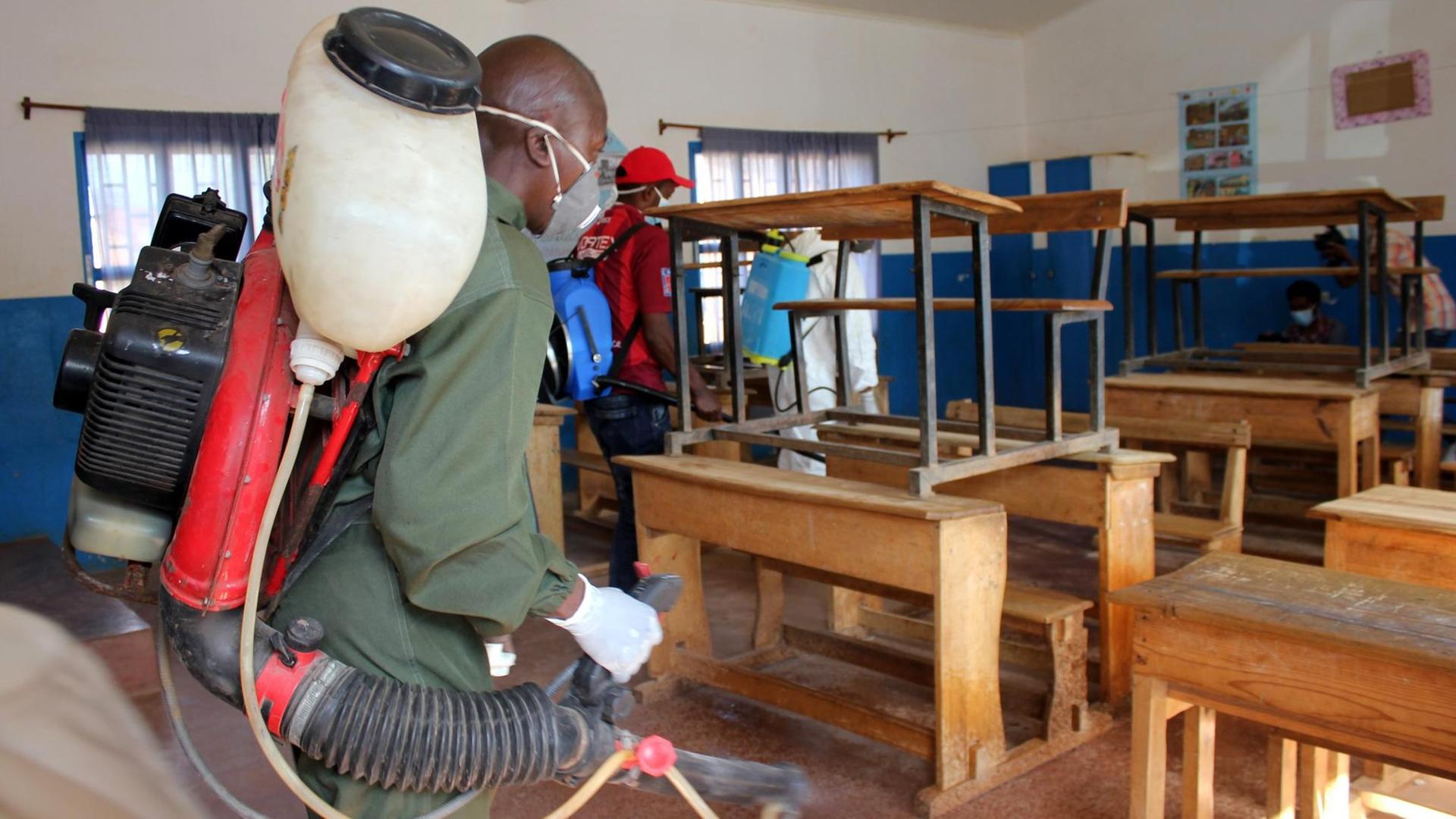 Städtische Angestellte desinfizieren am in Antananarivo (Madagaskar) ein Klassenzimmer der Grundschule im Stadtviertel Andraisoro, nachdem in dem Viertel eine Person an der Pest gestorben ist Städtische Angestellte desinfizieren am in Antananarivo (Madagaskar) ein Klassenzimmer der Grundschule im Stadtviertel Andraisoro, nachdem in dem Viertel eine Person an der Pest gestorben ist