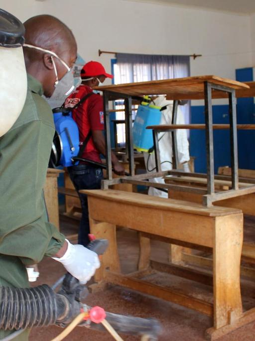 Städtische Angestellte desinfizieren am in Antananarivo (Madagaskar) ein Klassenzimmer der Grundschule im Stadtviertel Andraisoro, nachdem in dem Viertel eine Person an der Pest gestorben ist