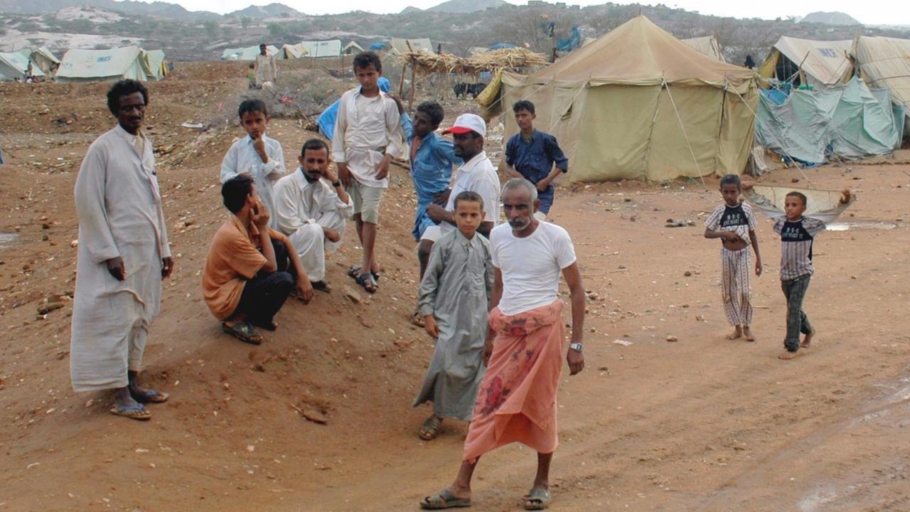 Jemenitische Geflüchtete, Erwachsene und Kinder, in einem UNHCR-Lager im Norden von Jemen. Jemenitische Geflüchtete, Erwachsene und Kinder, in einem UNHCR-Lager im Norden von Jemen.