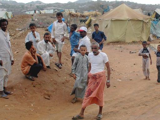 Jemenitische Geflüchtete, Erwachsene und Kinder, in einem UNHCR-Lager im Norden von Jemen.