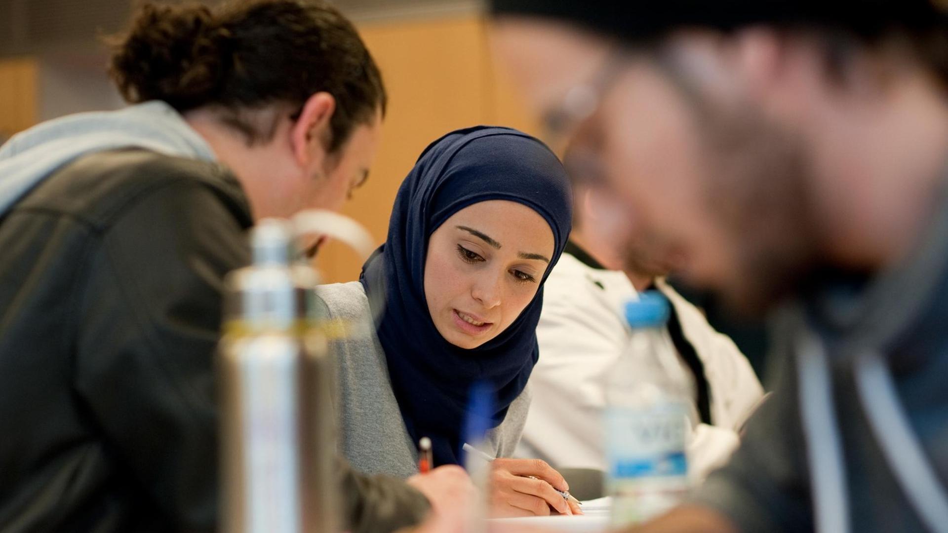 Im April 2016 begann an der Universität Potsdam das Qualifizierungsprogramm für geflüchtete Lehreinnen und Lehrer Im April 2016 begann an der Universität Potsdam das Qualifizierungsprogramm für geflüchtete Lehreinnen und Lehrer