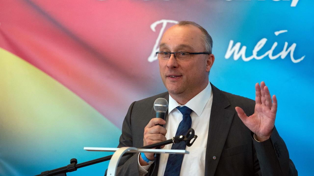 Jens Maier, Richter am Landgericht Dresden und Bundestagskandidat der AfD, spricht auf dem AfD-Landesparteitag in Klipphausen (Sachsen) zu den Delegierten. Jens Maier, Richter am Landgericht Dresden und Bundestagskandidat der AfD, spricht auf dem AfD-Landesparteitag in Klipphausen (Sachsen) zu den Delegierten.