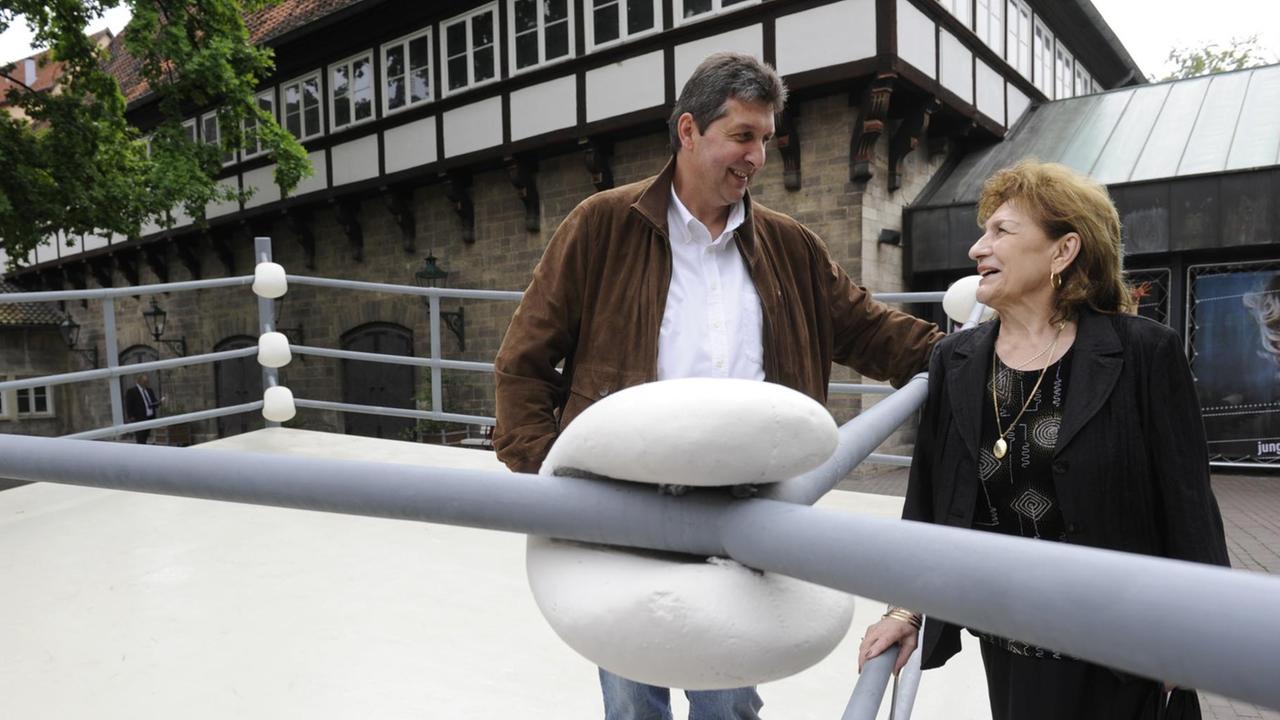 Rita Vowe, Tochter des ehemaligen Boxers Johann Trollmann, und sein Großneffe Manuel Trollmann, stehen in Hannover an der Skulptur "9841 - Temporäres Denkmal für Johann "Rukeli" Trollmann". (Achivbild 2011) Rita Vowe, Tochter des ehemaligen Boxers Johann Trollmann, und sein Großneffe Manuel Trollmann, stehen in Hannover an der Skulptur "9841 - Temporäres Denkmal für Johann "Rukeli" Trollmann". (Achivbild 2011)