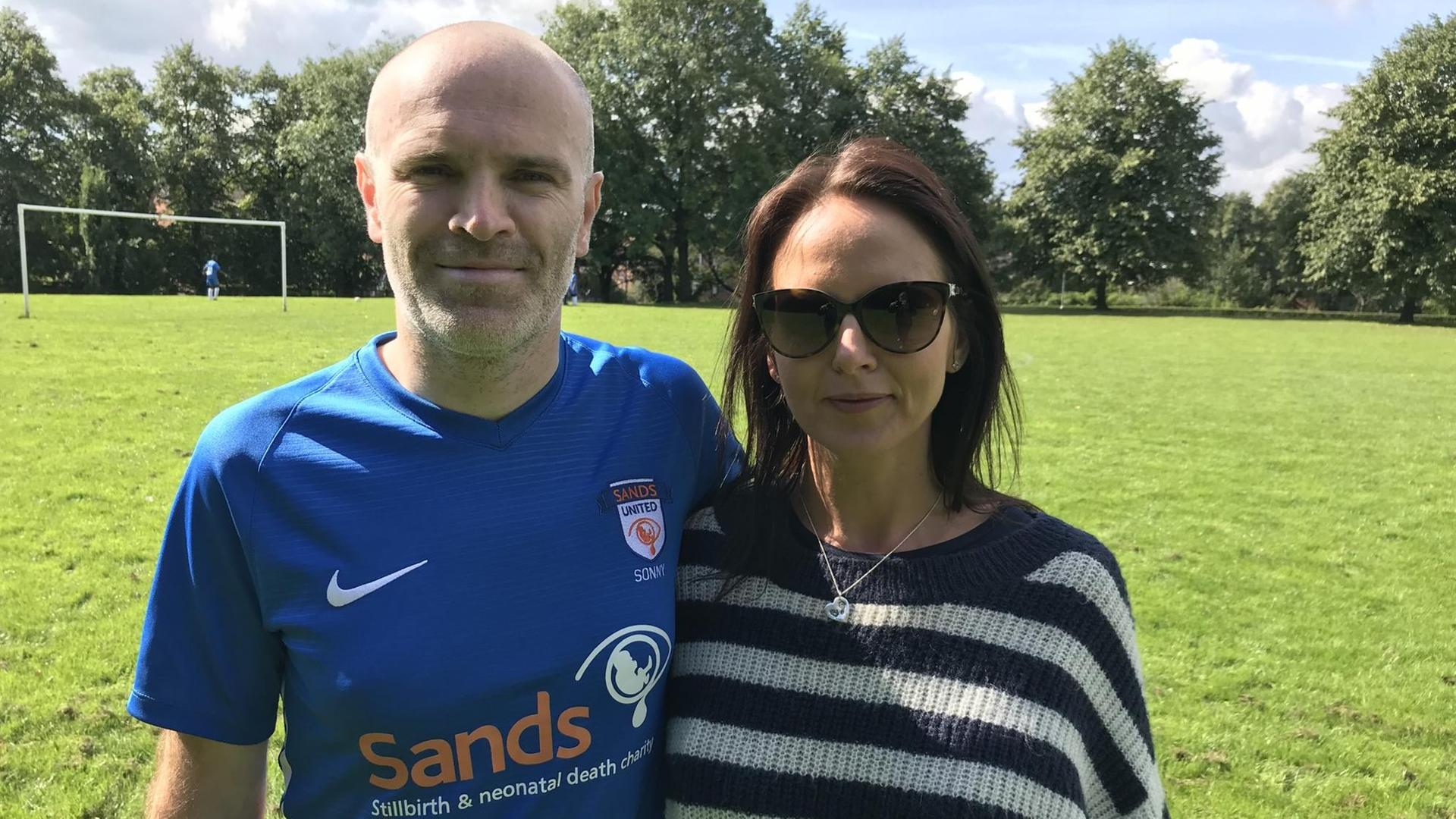 Greg Sobolewski-Foster vom Fußballteam Sands United mit seiner Frau Nichola Greg Sobolewski-Foster vom Fußballteam Sands United mit seiner Frau Nichola
