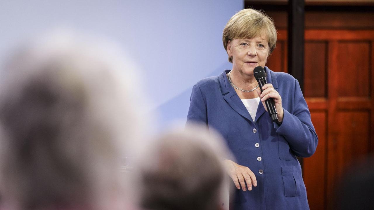 Bundeskanzlerin Angela Merkel spricht mit Bürgern in Duisburg-Marxloh.