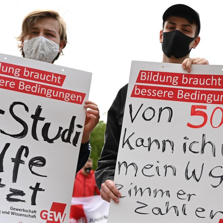 Studenten halten während einer Kundgebung der hessischen Studierendenvertretungen in Wiesbaden Plakate mit der Aufschrift «#StudiHilfejetzt» und «Von 500 Euro kann ich nur mein WG-Zimmer zahlen».