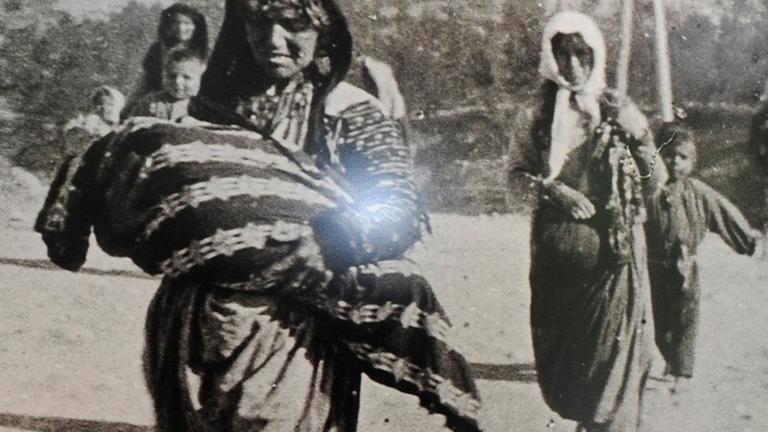 Fotos in einer Ausstellung über die Verfolgung der Armenier im Lepsius-Haus in Potsdam Fotos in einer Ausstellung über die Verfolgung der Armenier im Lepsius-Haus in Potsdam