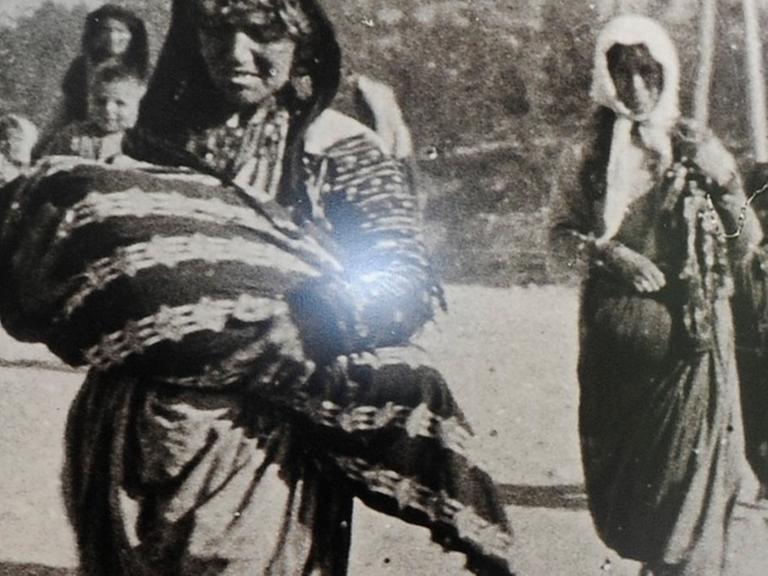 Fotos in einer Ausstellung über die Verfolgung der Armenier im Lepsius-Haus in Potsdam