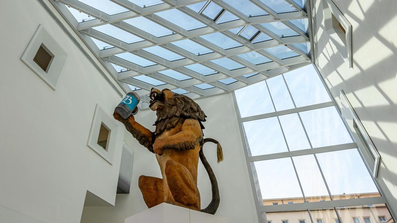 Der Oktoberfest-"Löwenbräu-Löwe" steht im Museum des Hauses der Bayerischen Geschichte in Regensburg. Der Oktoberfest-"Löwenbräu-Löwe" steht im Museum des Hauses der Bayerischen Geschichte in Regensburg.