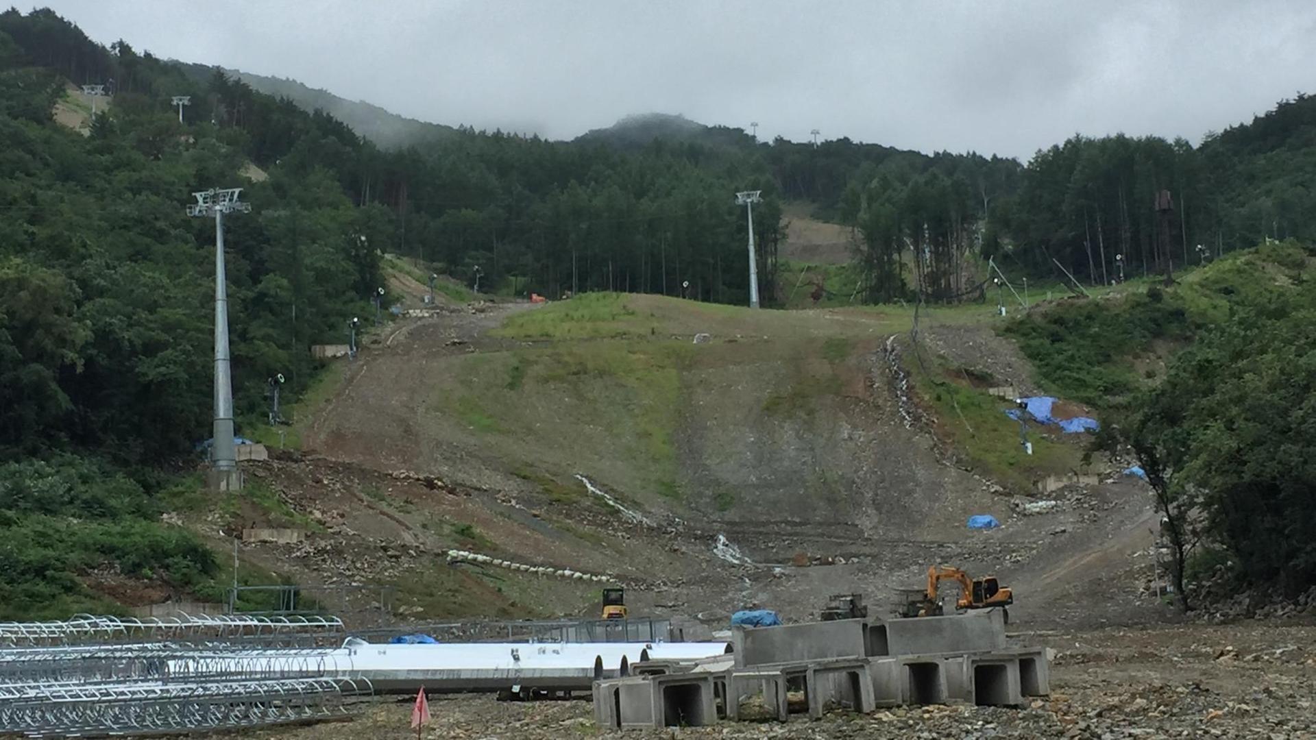 Bauarbeiten am Berg Gariwang vor den Olympischen Winterspielen 2018 in Pyeongchang Bauarbeiten am Berg Gariwang vor den Olympischen Winterspielen 2018 in Pyeongchang