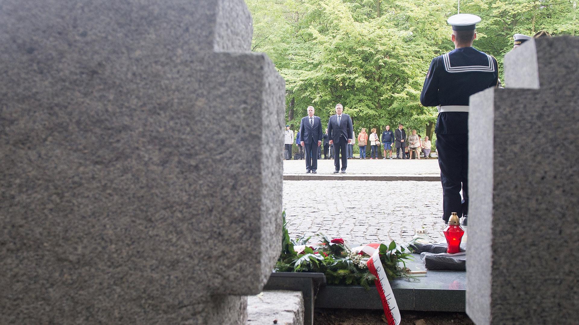 Die Gedenkfeier zum 75. Jahrestag des Beginns des Zweiten Weltkriegs auf der Westerplatte in Danzig. Im Hintergrund nebeneinander: Bundespräsident Joachim Gauck und Polens Präsident Bronislaw Komorowski. Die Gedenkfeier zum 75. Jahrestag des Beginns des Zweiten Weltkriegs auf der Westerplatte in Danzig. Im Hintergrund nebeneinander: Bundespräsident Joachim Gauck und Polens Präsident Bronislaw Komorowski.