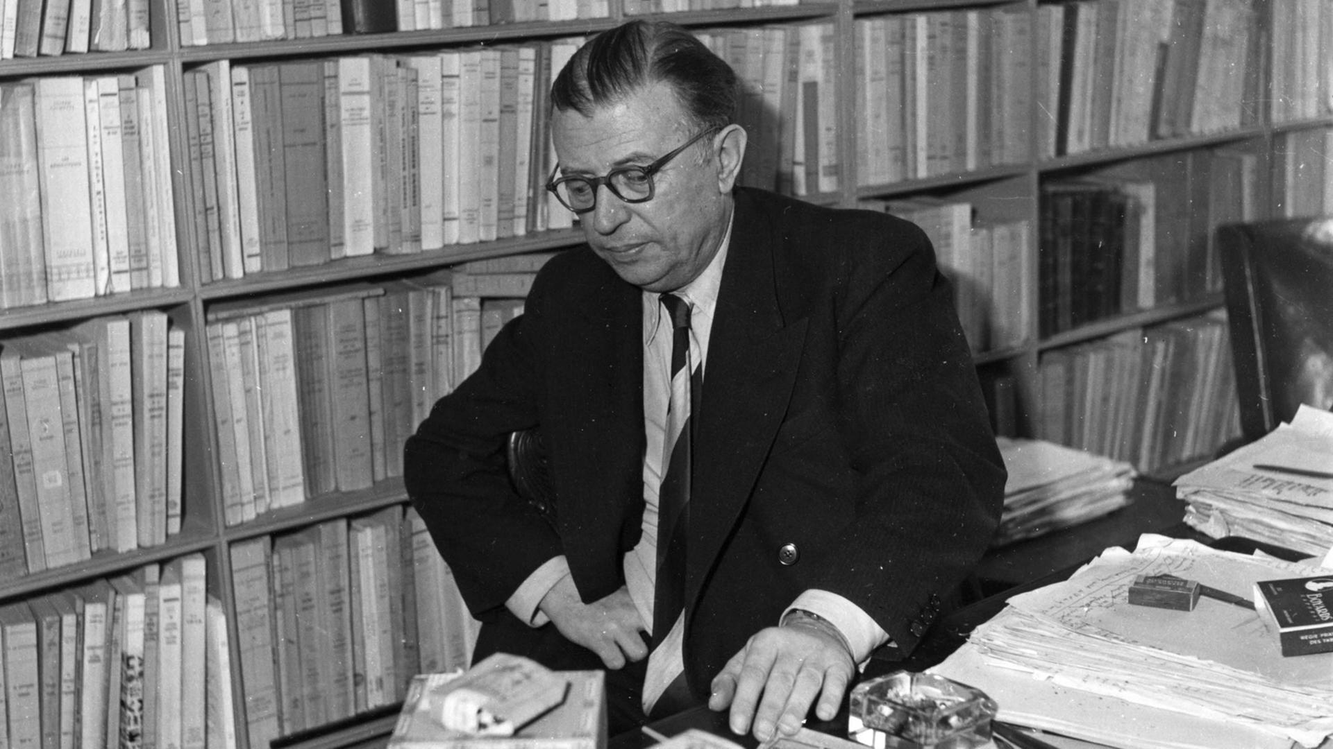 Der Schriftsteller Jean Paul Sartre in seinem Büro im Jahr 1964 Der Schriftsteller Jean Paul Sartre in seinem Büro im Jahr 1964