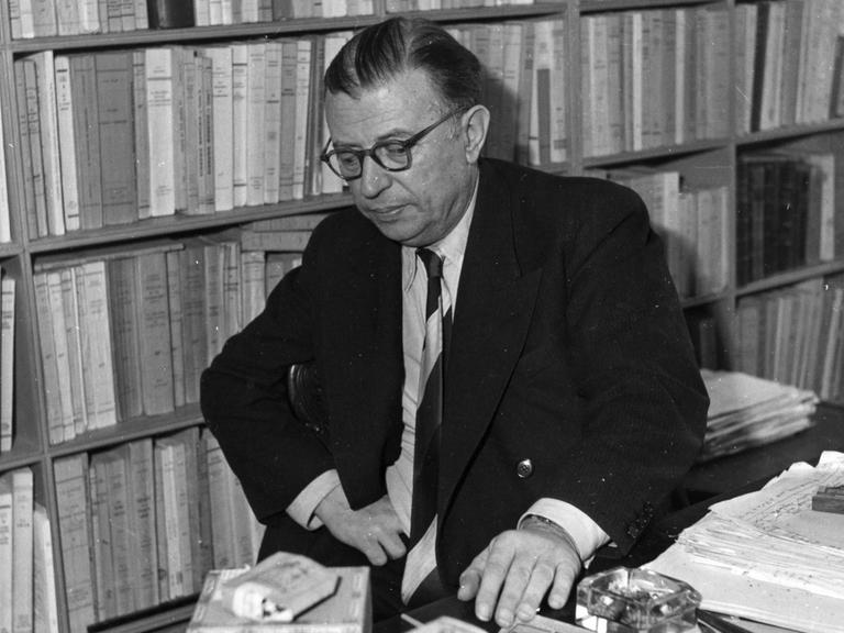 Der Schriftsteller Jean Paul Sartre in seinem Büro im Jahr 1964