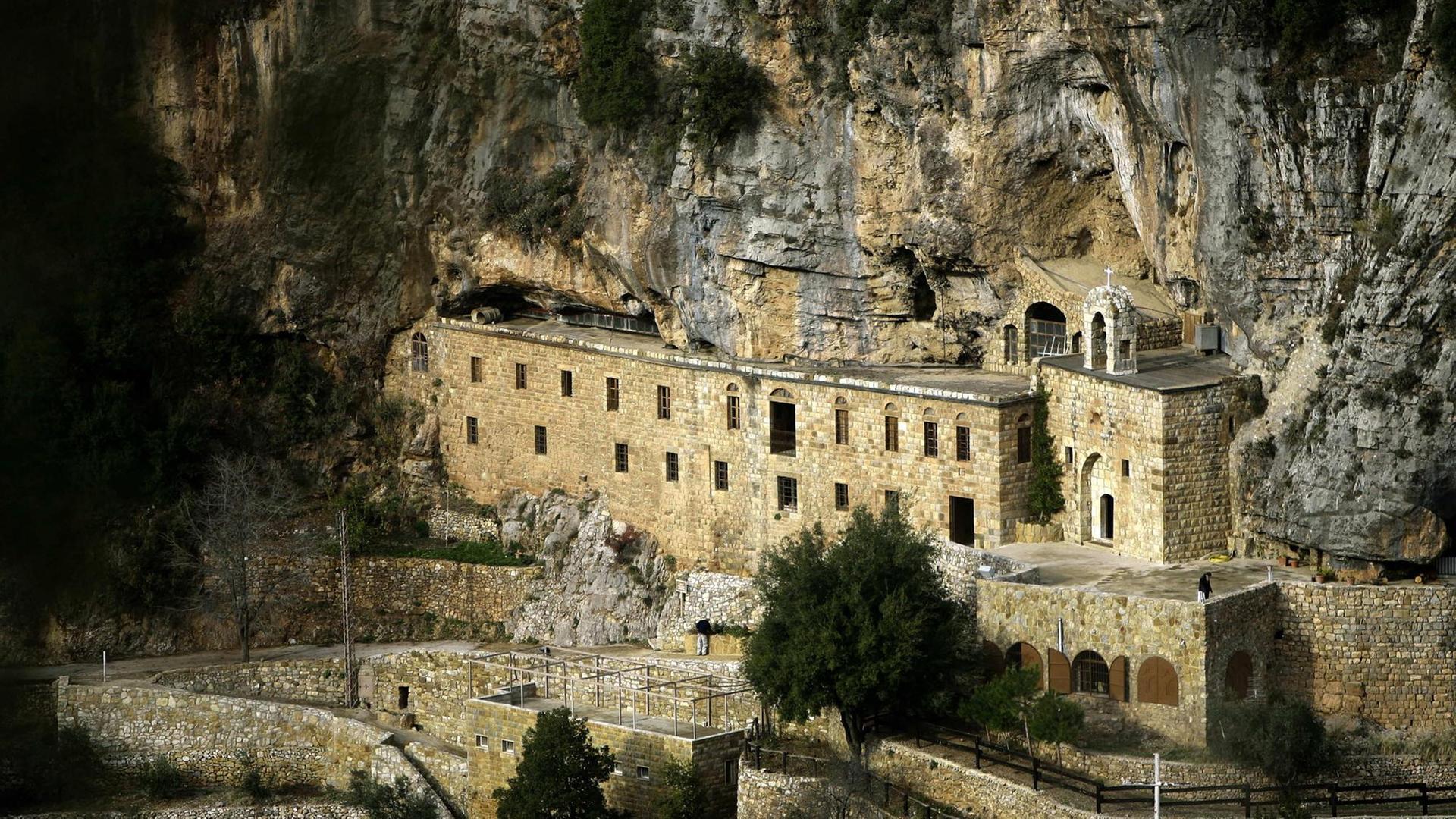 Blick auf ein maronitisches Kloster im Wadi Qadisha im Norden des Libanons Blick auf ein maronitisches Kloster im Wadi Qadisha im Norden des Libanons