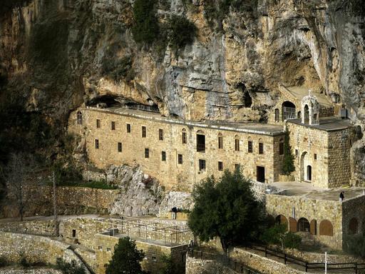 Blick auf ein maronitisches Kloster im Wadi Qadisha im Norden des Libanons