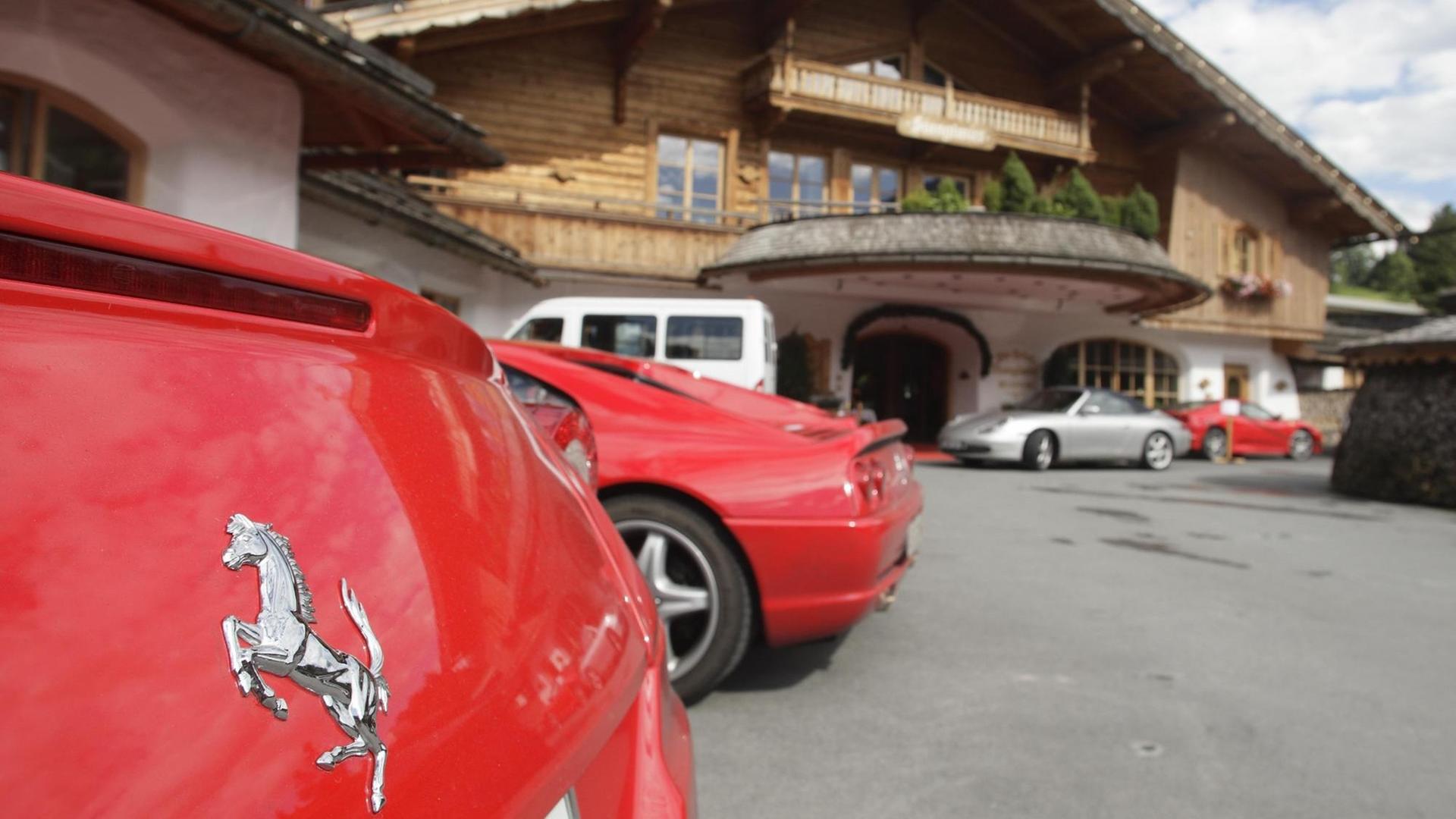 Ansammlung von roten Ferrari Autos auf dem Parkplatz vom 5 Sterne Bio- und Wellnesshotel Stanglwirt in Going, Tirol, Österreich Ansammlung von roten Ferrari Autos auf dem Parkplatz vom 5 Sterne Bio- und Wellnesshotel Stanglwirt in Going, Tirol, Österreich