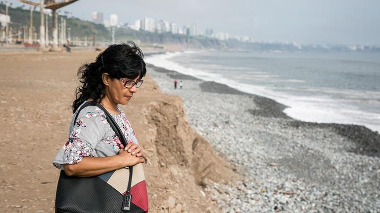 Shirleys Kleidung lag in einem Mülleimer - Norma Riveras 24-jährige Tochter verschwand im Januar 2017 an diesem Strand in Lima unter mysteriösen Umständen. Shirleys Kleidung lag in einem Mülleimer - Norma Riveras 24-jährige Tochter verschwand im Januar 2017 an diesem Strand in Lima unter mysteriösen Umständen.