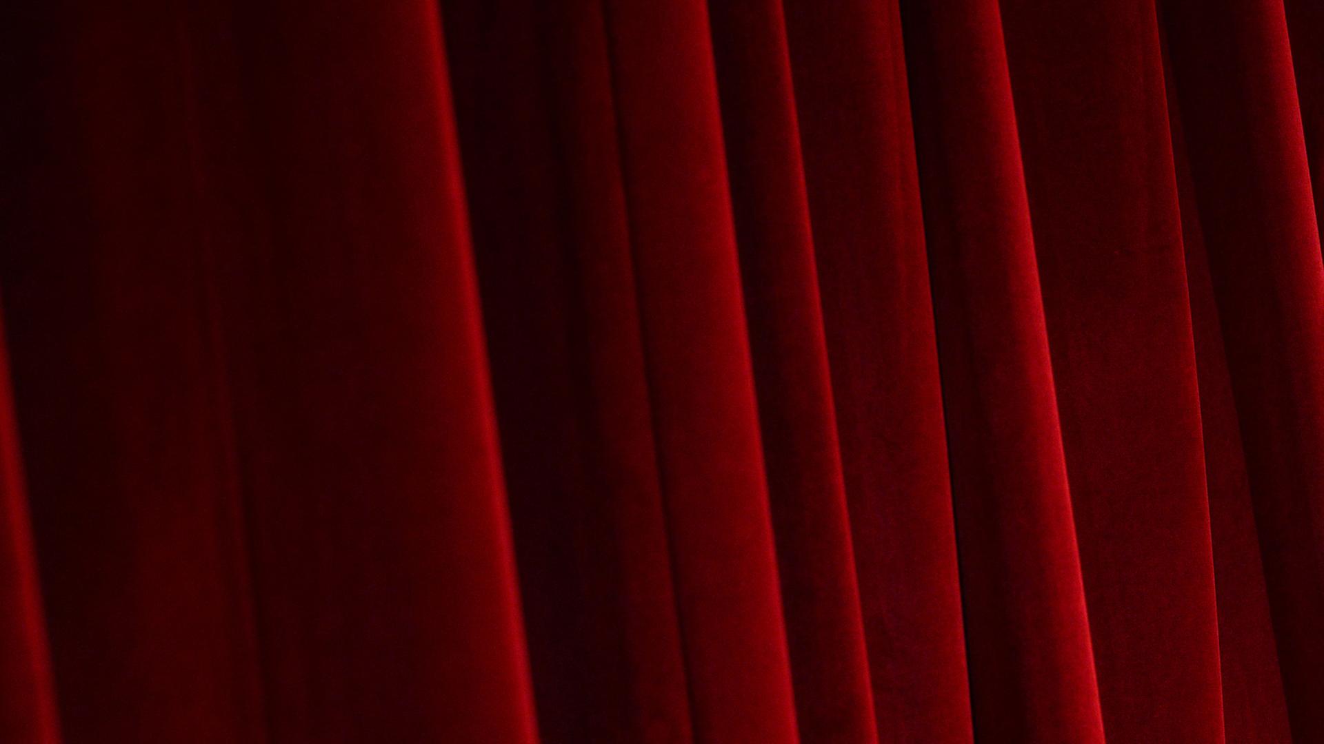 Ein roter Theatervorhang Ein roter Theatervorhang