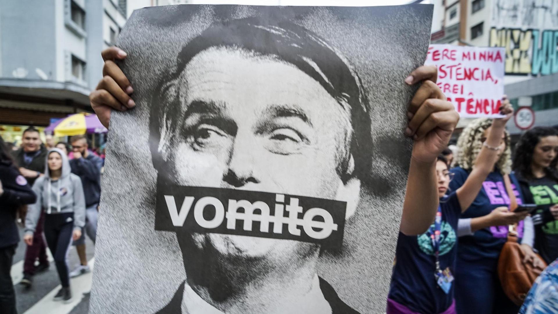 Eine Frau hält bei einer Demonstration gegen den rechtsextremen Präsidentschaftskandidaten Bolsonaro ein Bild von Bolsonaro mit der Aufschrift "Vomito" ("Erbrochene") hoch. Zahlreiche Menschen gingen in Sao Paulo gegen Bolsonaro und seinen rassistischen, frauen- und schwulenfeindlichen Kurs auf die Straße.