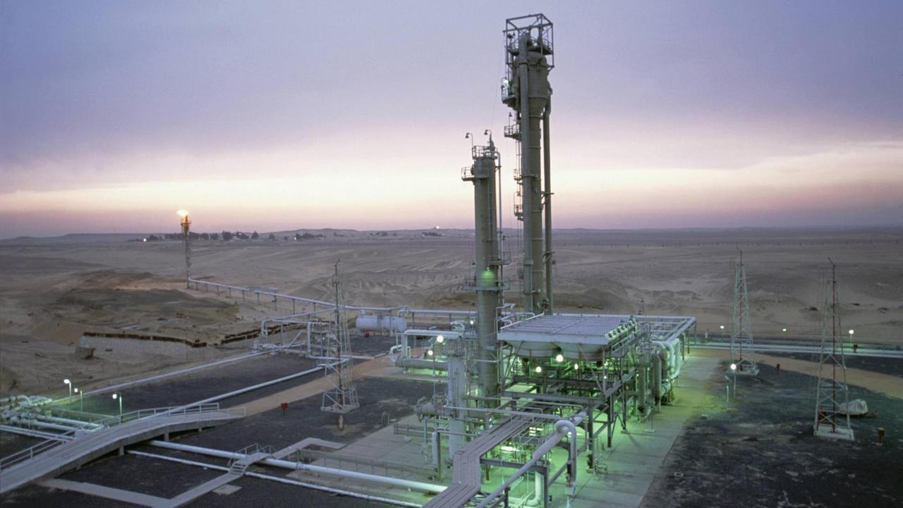 Blick auf eine Gasraffinerie in der westägyptischen Wüste in Ägypten im Abenddämmerlicht. Gas refinery in the Western desert of Egypt.