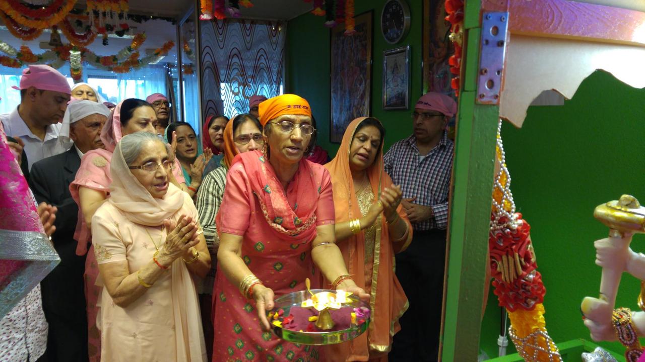Gläubige beim Navratri-Fest im Hamburger Hindu-Tempel